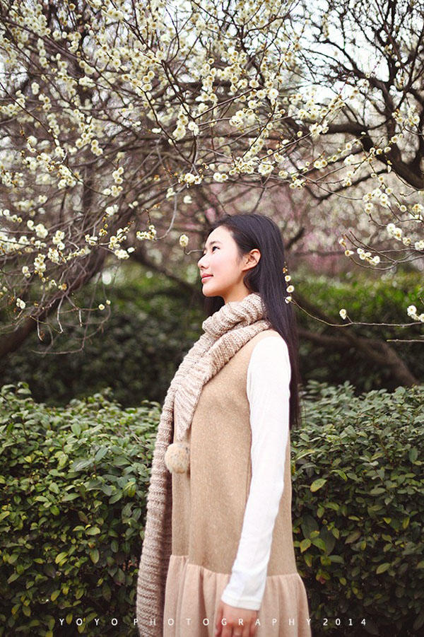 桃花下的娇艳女孩