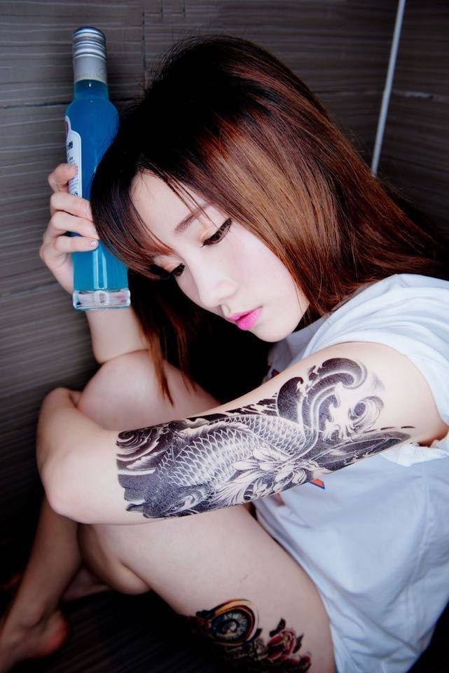 纹身少女的大眼魅惑