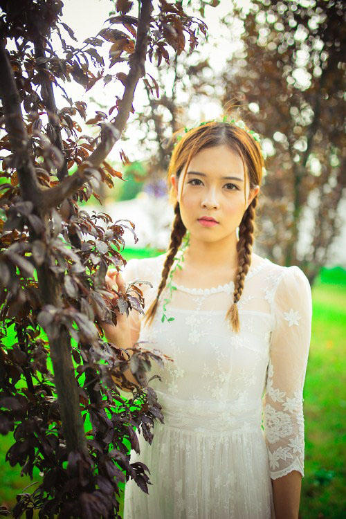 长裙美女的户外