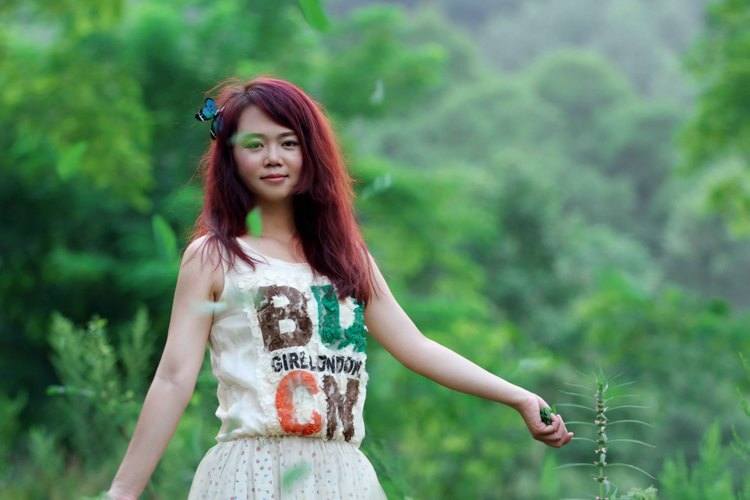 树林中的纯美少女