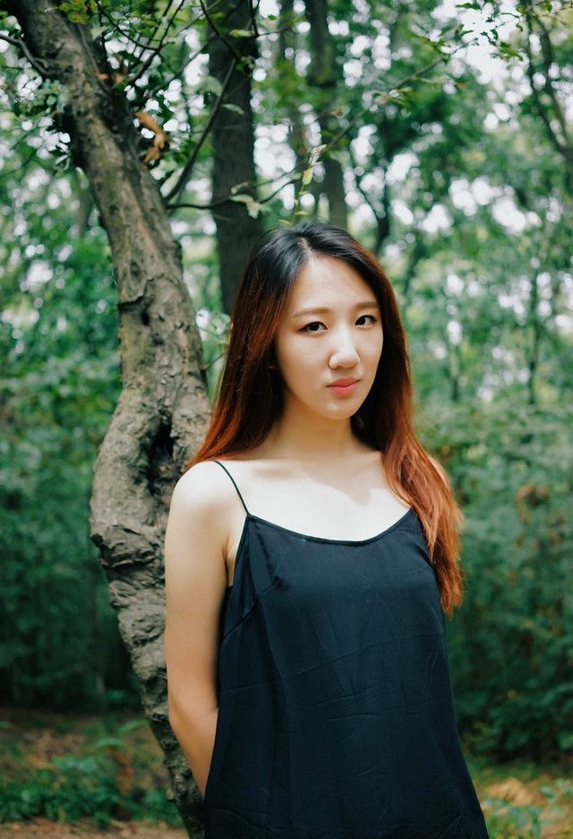 气质美女黑色吊带裙