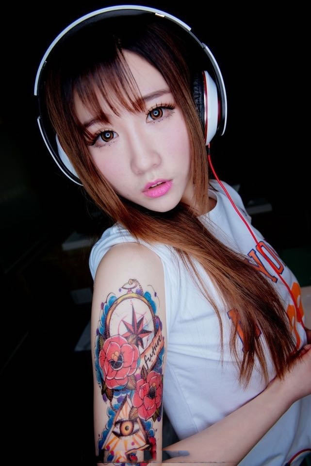 纹身少女的大眼魅惑