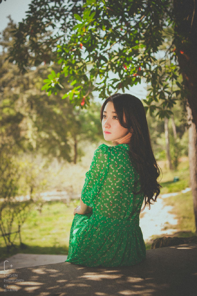 绿衣姑娘的忧伤