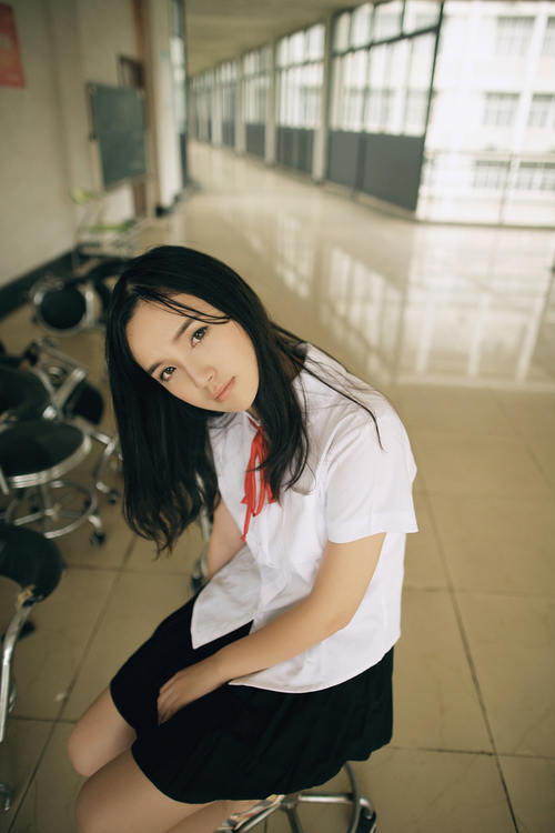 一个人躲在教室