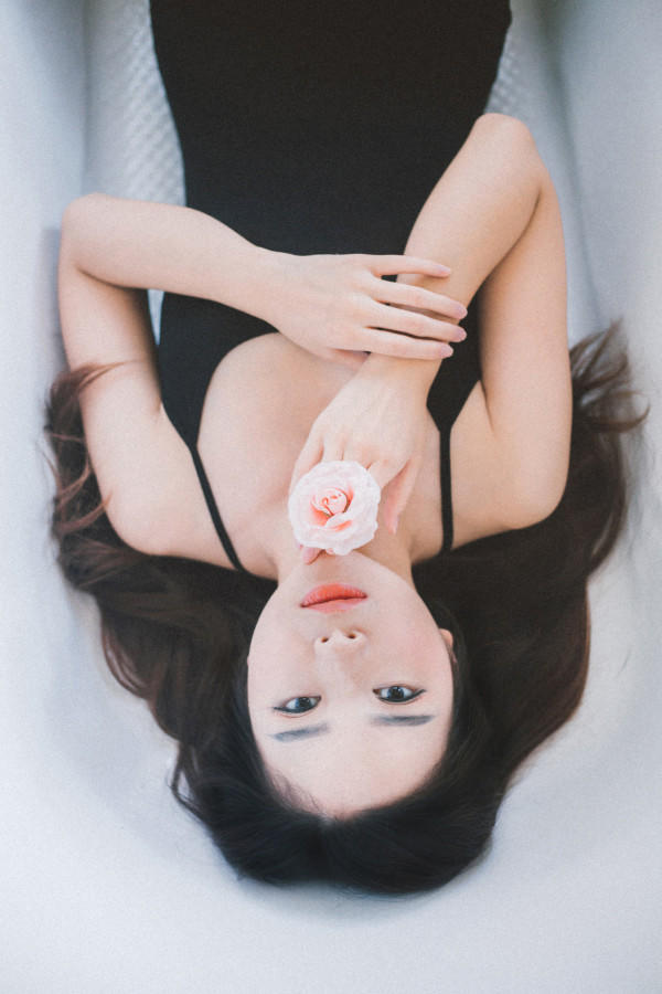 恬静吊带裙美人儿