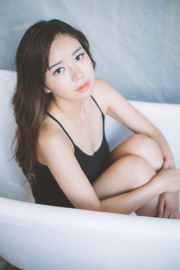 恬静吊带裙美人儿