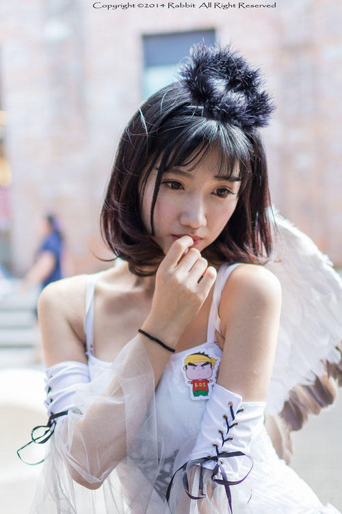 广场上的纯白天使