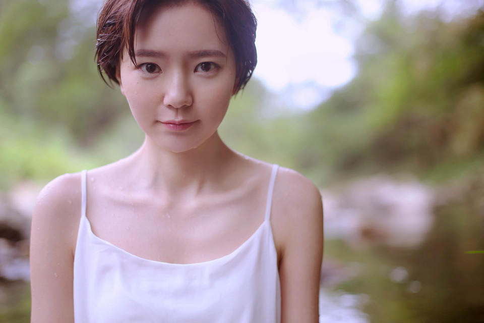 短发白色连衣裙美女