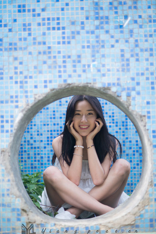 少女阳关绿林中