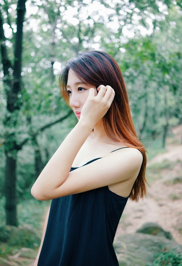 气质美女黑色吊带裙