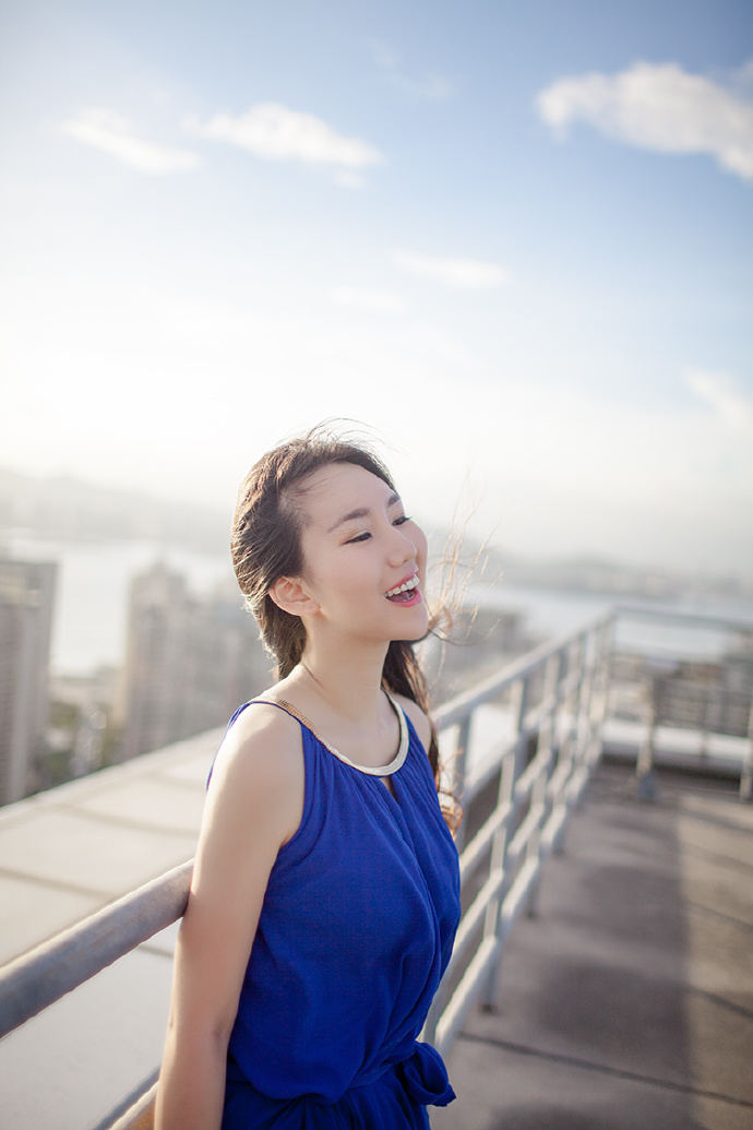 晴空下的妩媚少女