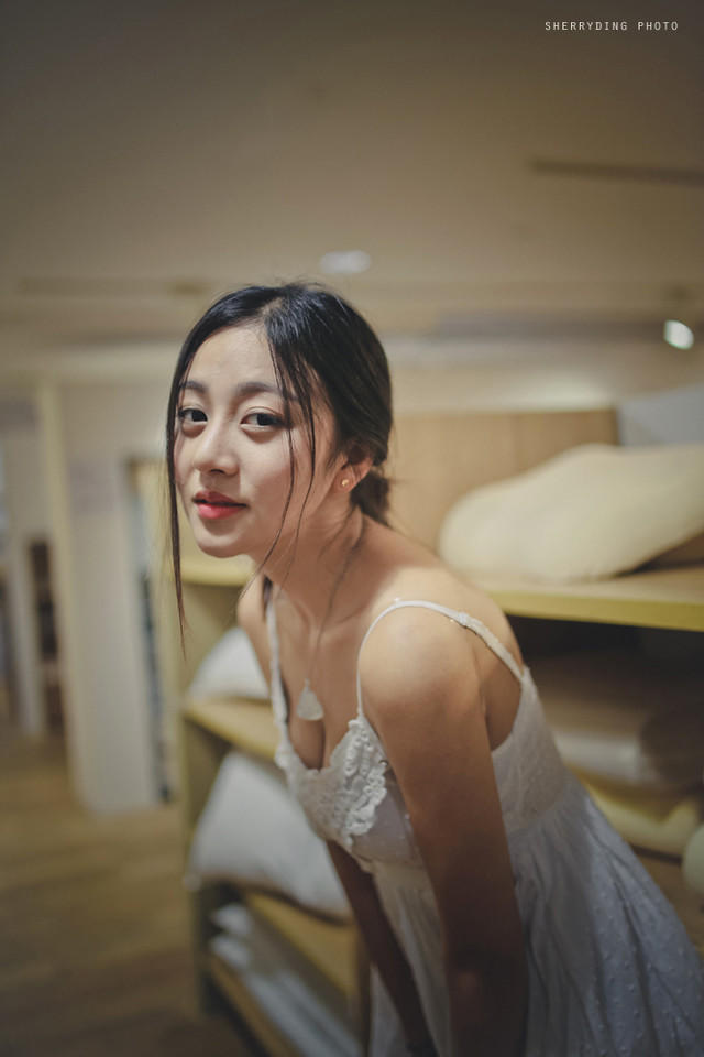 吊带蕾丝裙美女