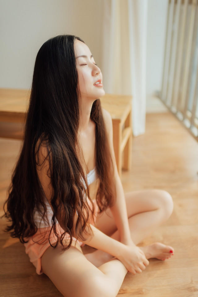 长发恬静私房美眉