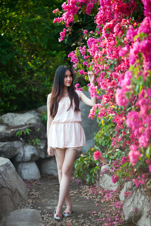 与花争艳的少女