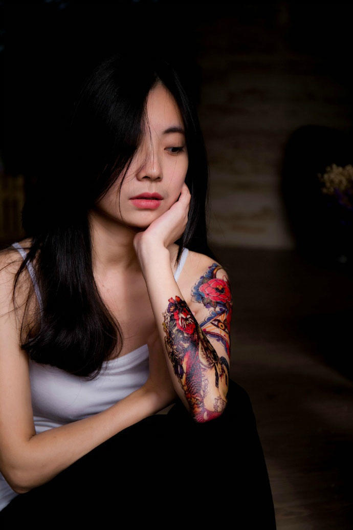 纹身少女的妖娆