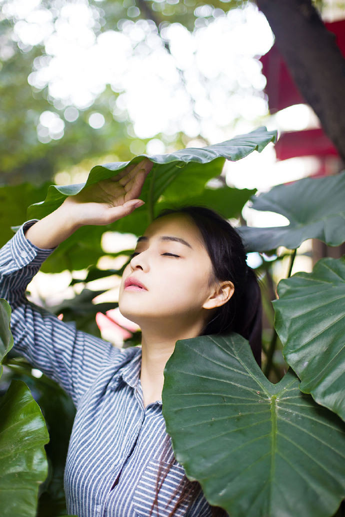 邻家姑娘甜美的微笑