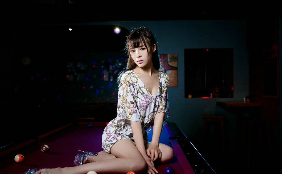 清纯的台球美女