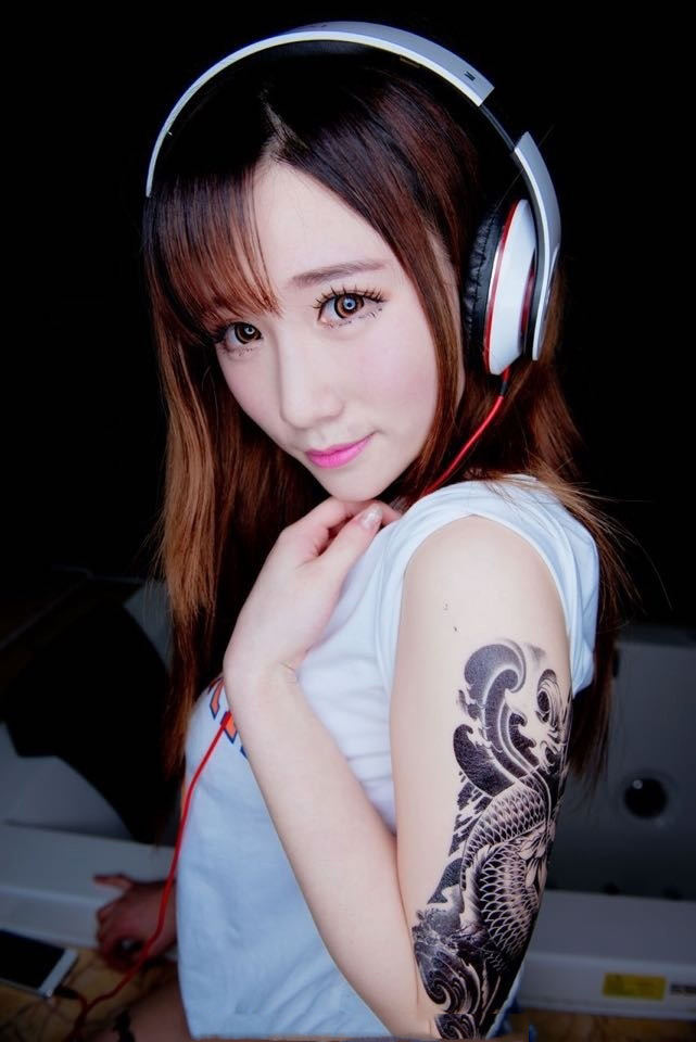 纹身少女的大眼魅惑