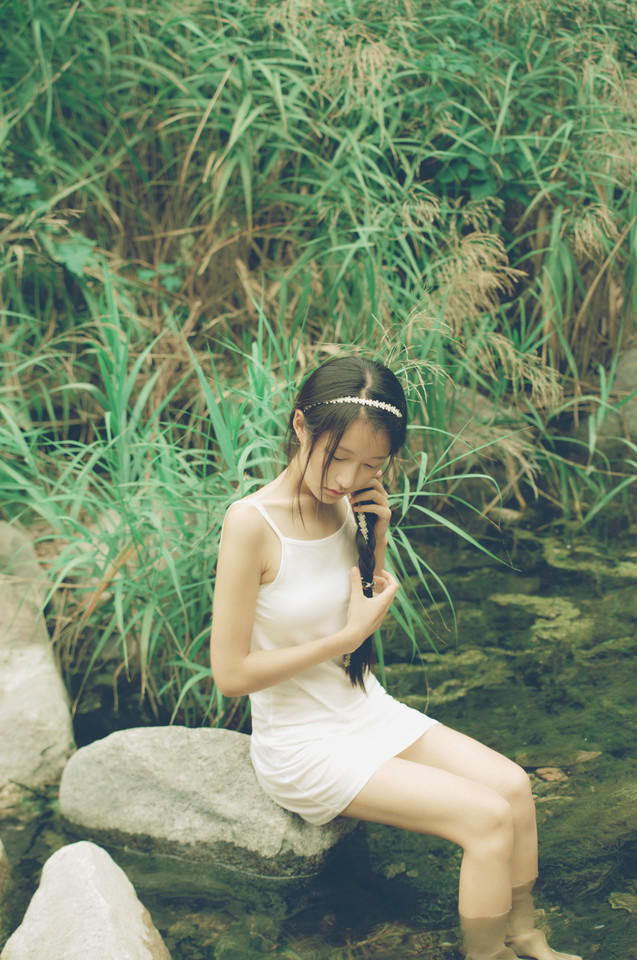 溪水白嫩妹子