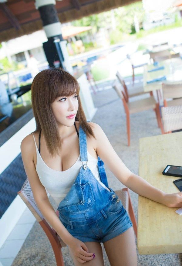 沙滩背带裤美女