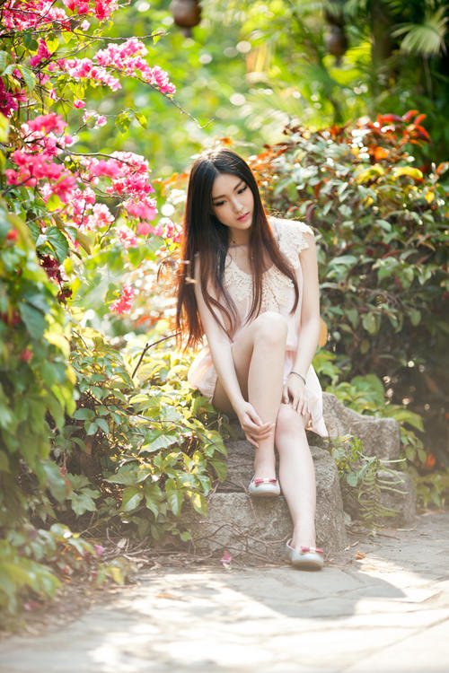 与花争艳的少女