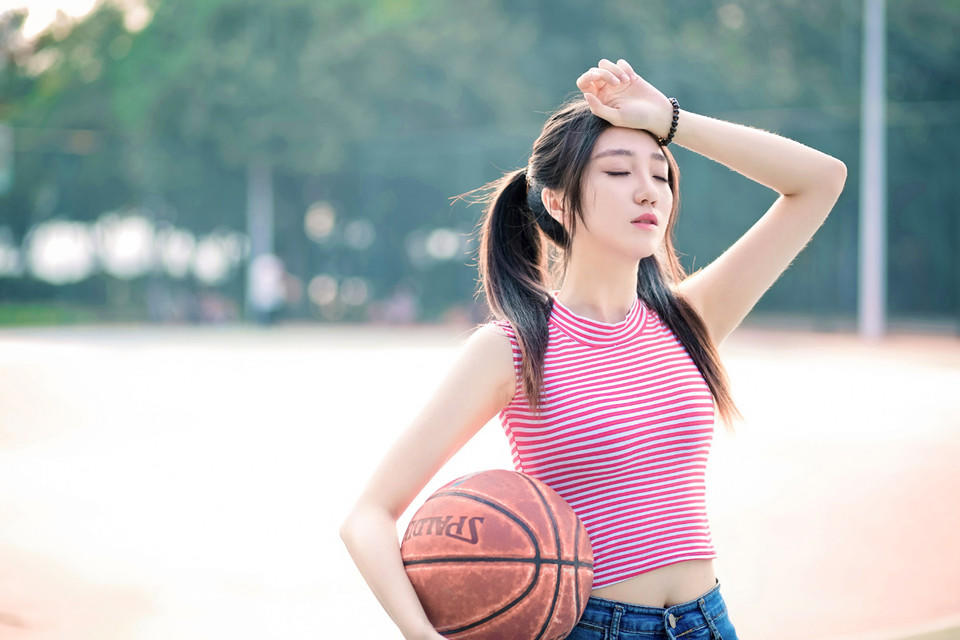 球场上的白皙女神