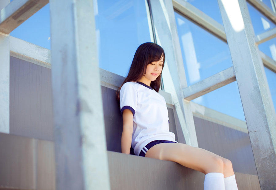 可爱运动装少女