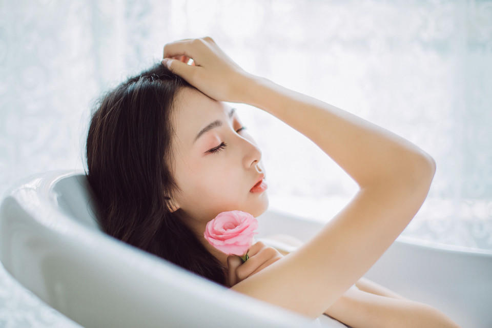 安静女孩浴室里的花语