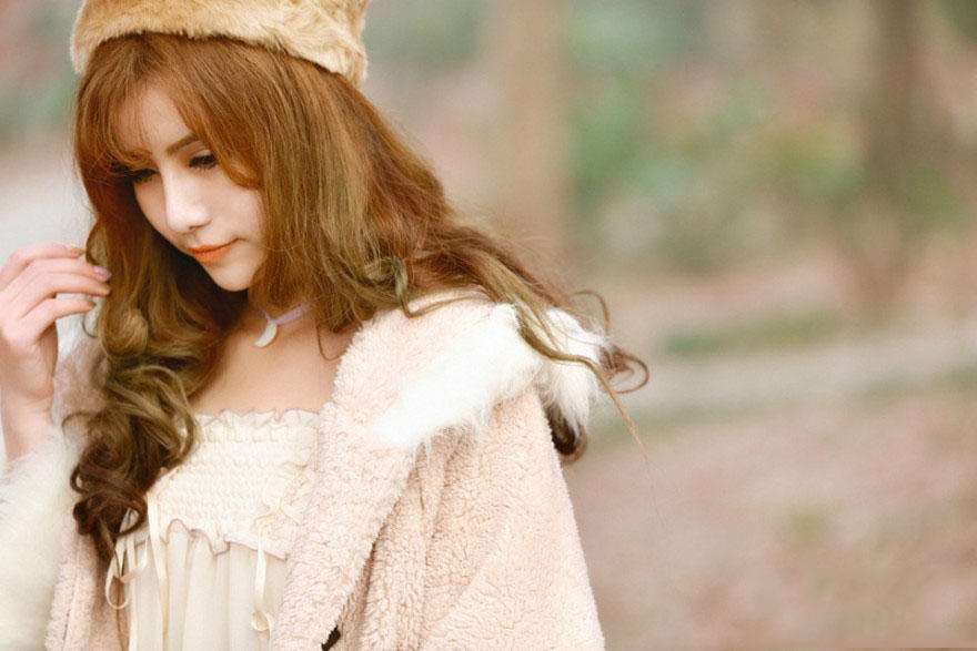 枫林里的甜美少女