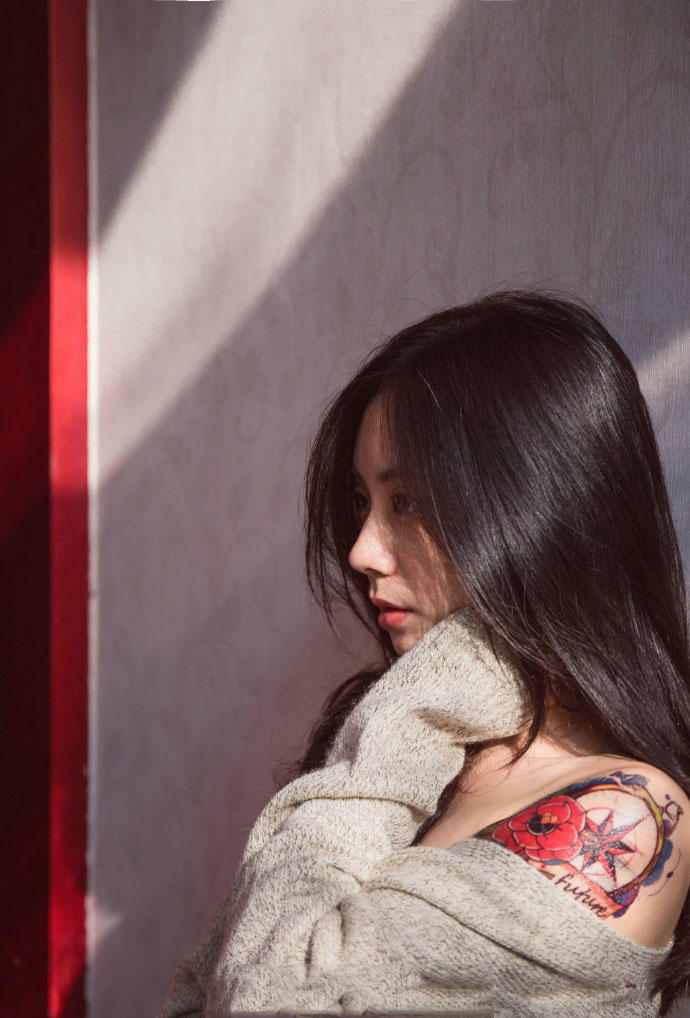 纹身少女的妖娆