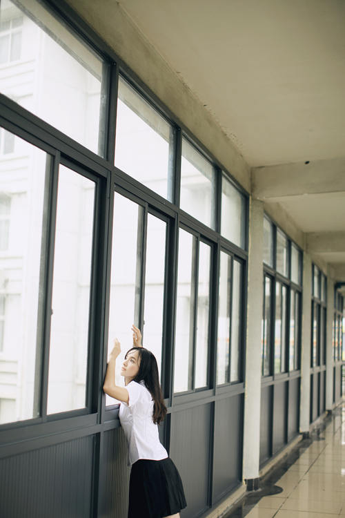 一个人躲在教室