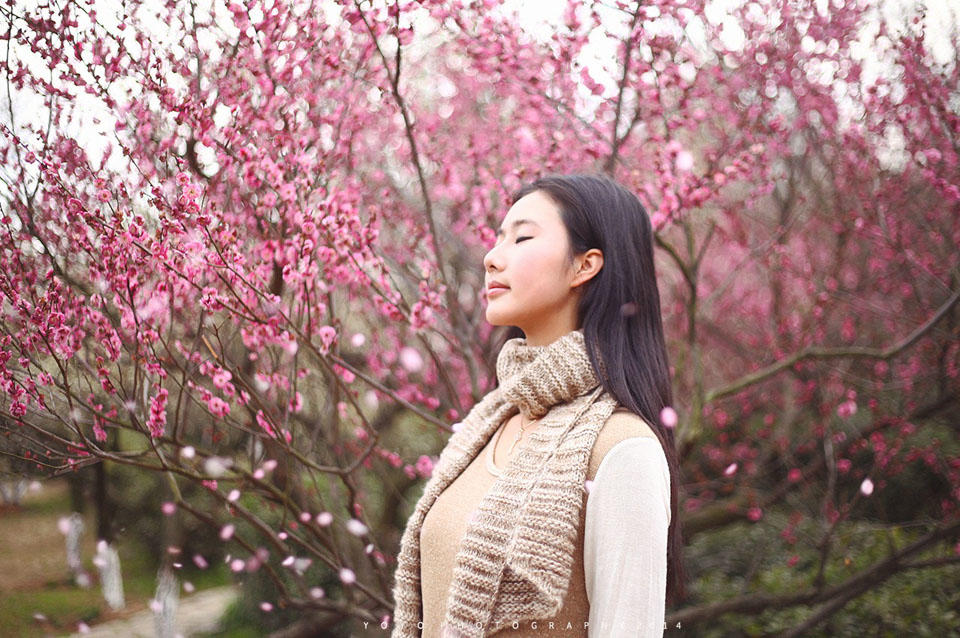 桃花下的娇艳女孩