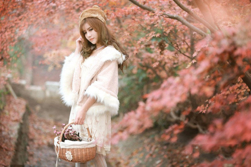 枫林里的甜美少女