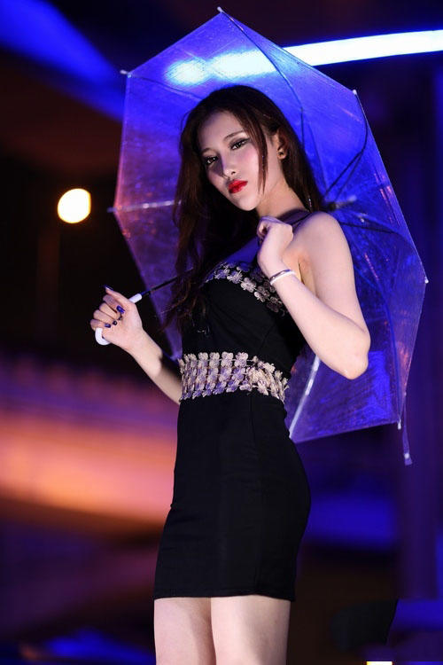 美女雨夜妖娆