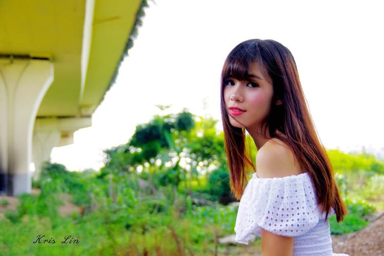 清纯少女露香肩