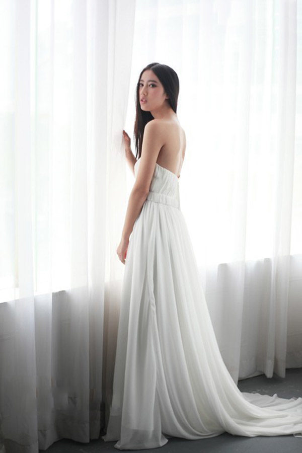 张嫱沙发上的妖娆魅惑