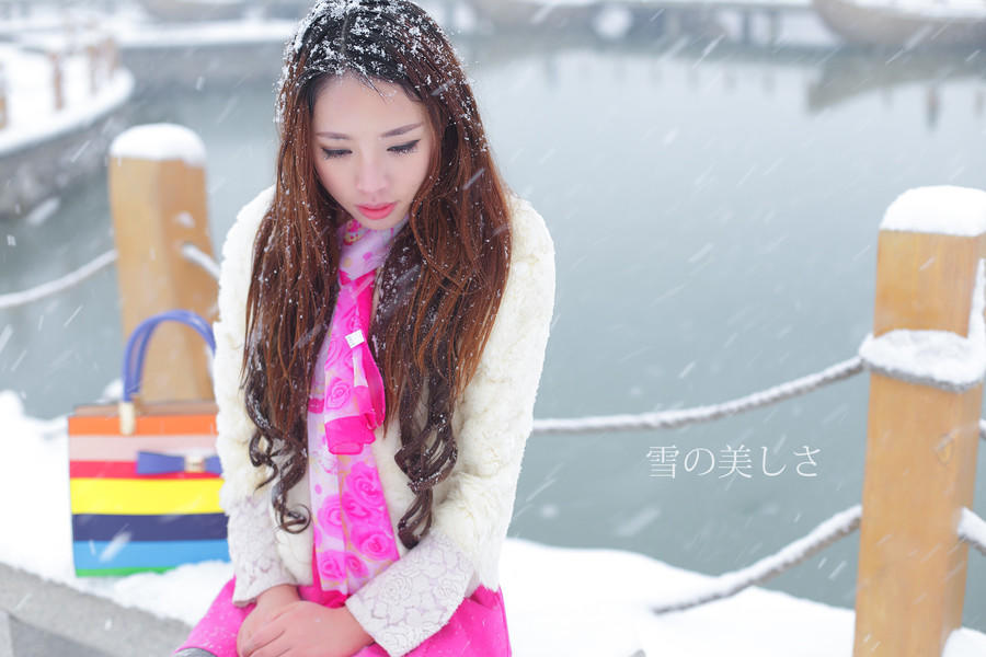 美女迷人雪景外拍