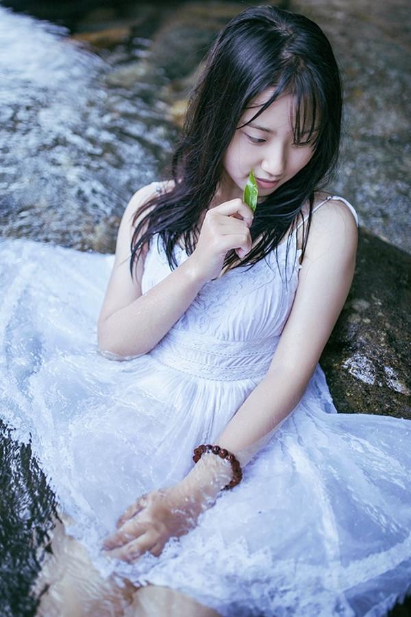 小清新美女性感湿身