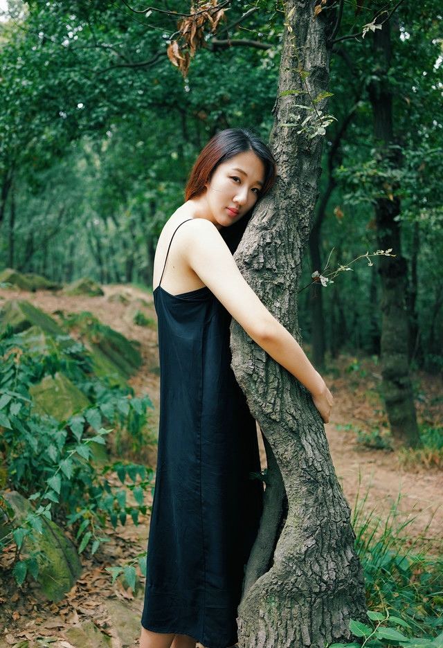 气质美女黑色吊带裙