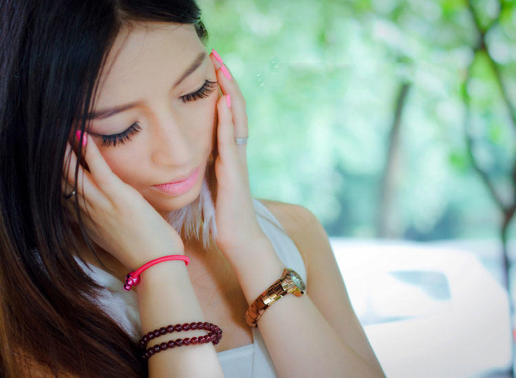 少女安静的等候