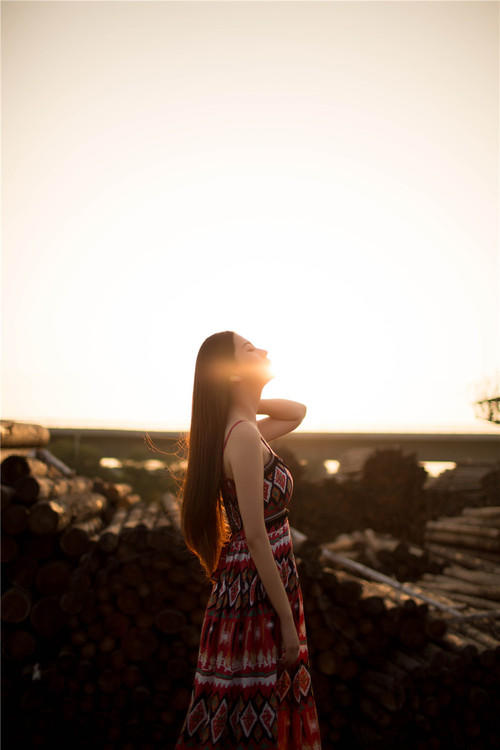 木工厂里的少女