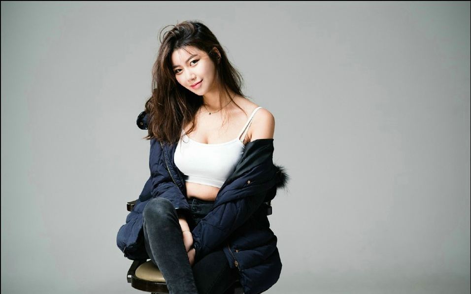 白嫩妹子羽绒服