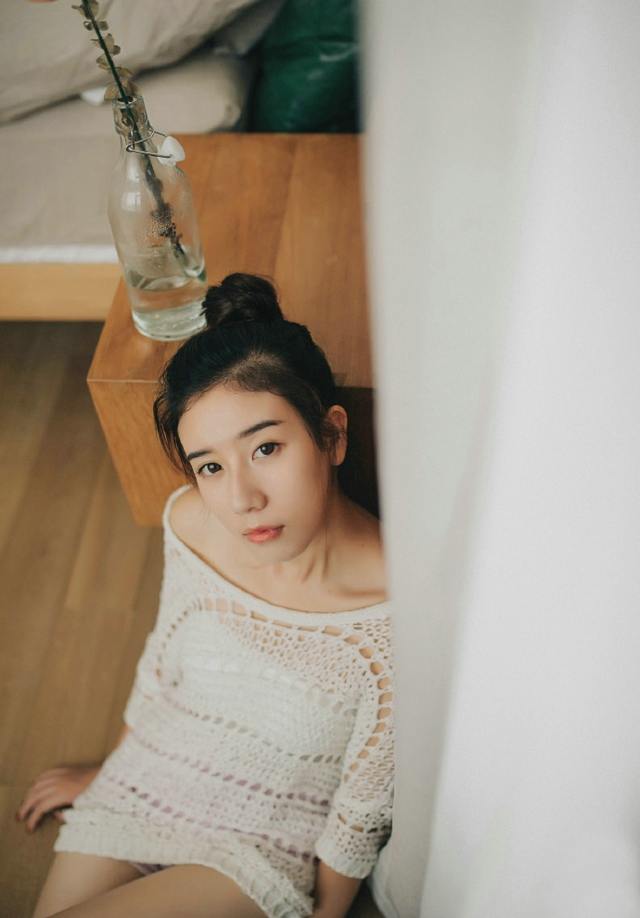 气质丸子头女孩