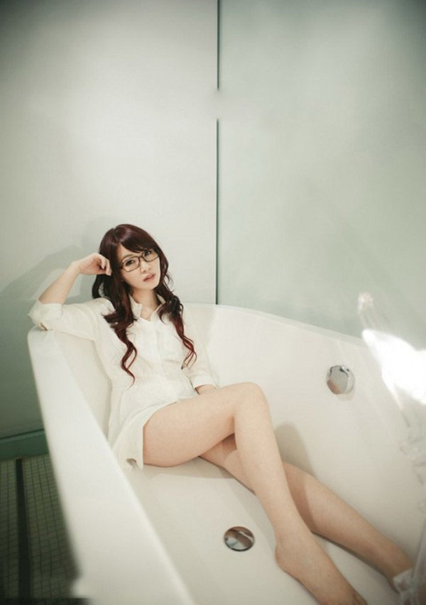 浴室里的眼镜少女