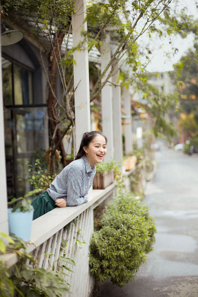 邻家姑娘甜美的微笑