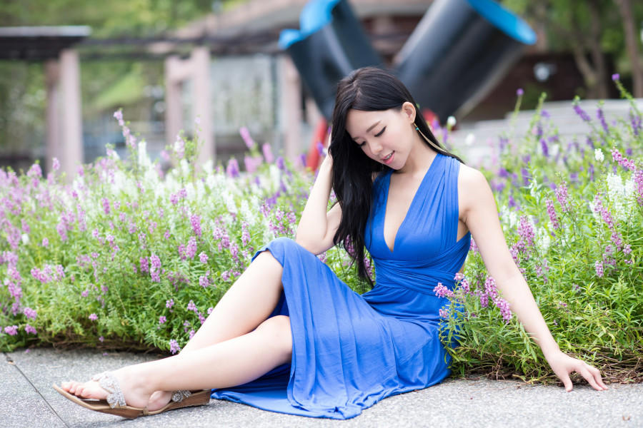 蓝色长裙大眼睛性感美女