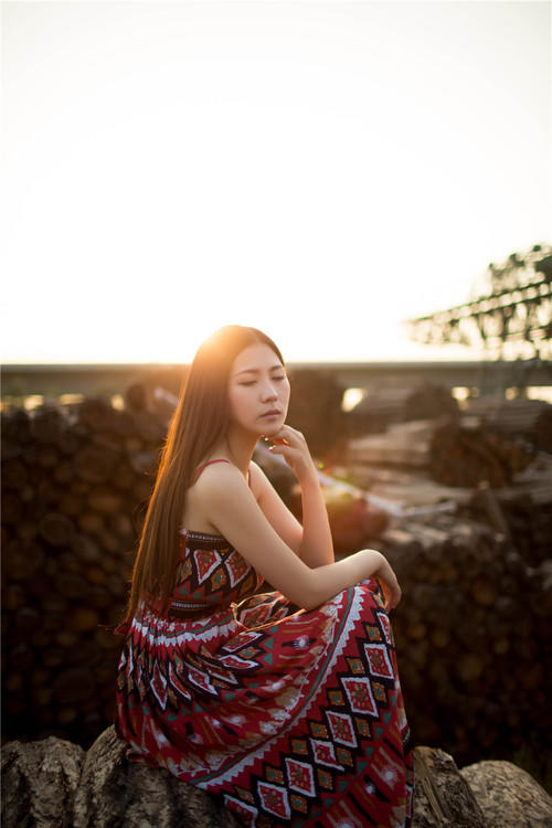 木工厂里的少女