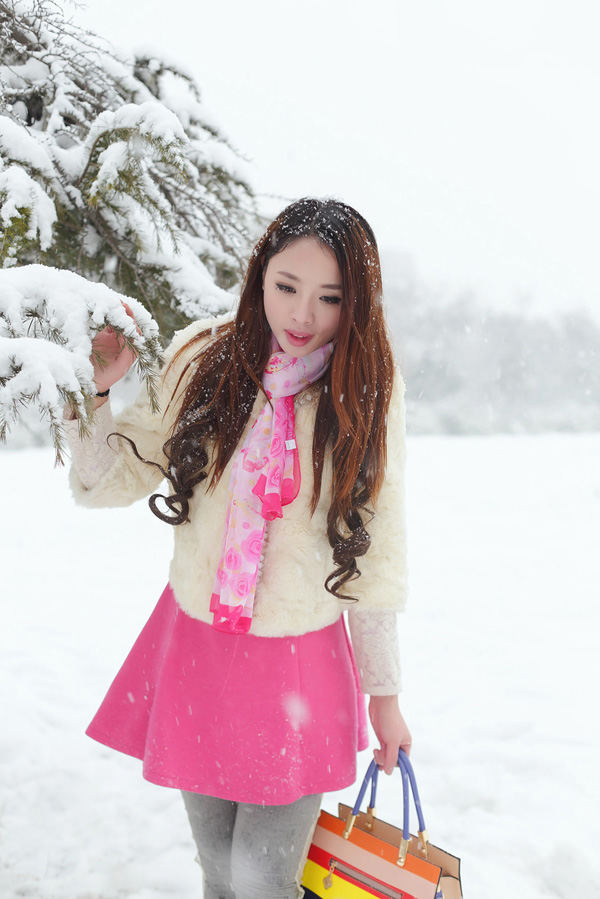 美女迷人雪景外拍