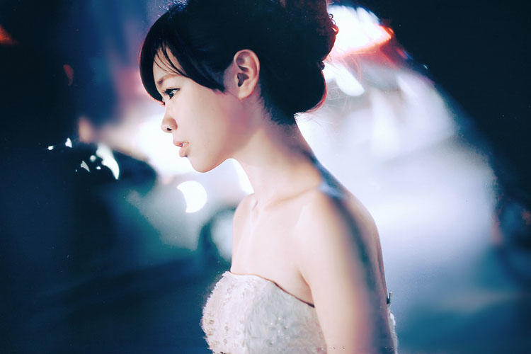 美丽新娘夜幕下的忧伤