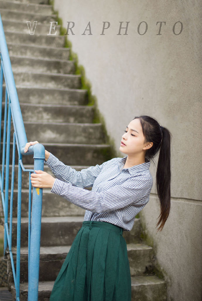 邻家姑娘甜美的微笑